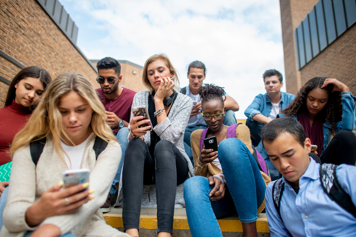 Al momento stai visualizzando Adolescenti con DSA, abilità sociale e web