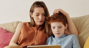 PERCORSI DI PARENT-TRAINING ONLINE: Un intervento di supporto genitoriale per la regolazione dell’utilizzo dei device elettronici da parte dei figli - Centro Tice PERCORSI DI PARENT-TRAINING ONLINE: Un intervento di supporto genitoriale per la regolazione dell’utilizzo dei device elettronici da parte dei figli